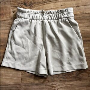 Lululemon Softstreme High-Rise Shorts 4’’ in White